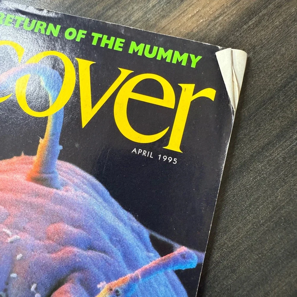 Discover Magazine‎ April 1995 Return of the Mummy Aliens on the Beach